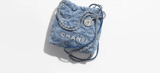 CHL Fall-Winter 2024/25   CHANEL 22 Mini Handbag   Washed Denim & Silver-Tone Metal  Blue