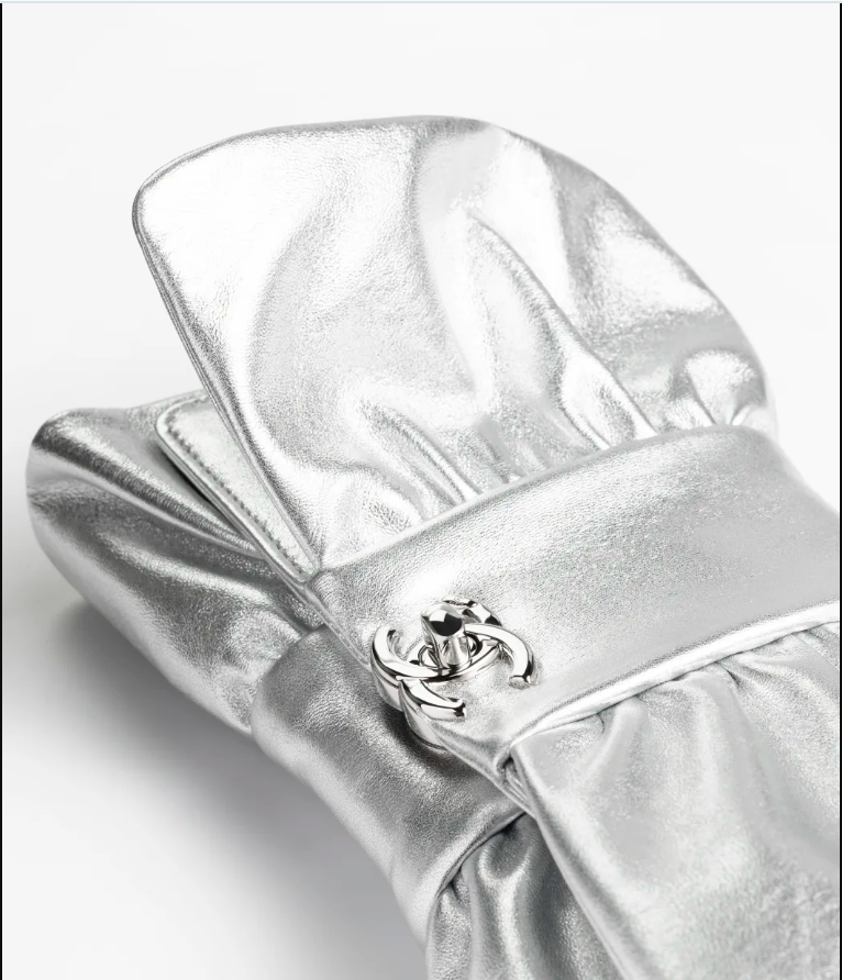 Fall-Winter 2024/25 Pre-Collection   Clutch   Metallic Lambskin & Silver-Tone Metal